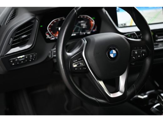 BMW 1 Serie 118i Sport Line Automaat / Trekhaak / Sportstoelen / LED / Live Cockpit Professional / Cruise Con... ActivLease financial lease