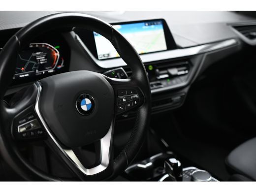 BMW 1 Serie 118i Sport Line Automaat / Trekhaak / Sportstoelen / LED / Live Cockpit Professional / Cruise Con... ActivLease financial lease