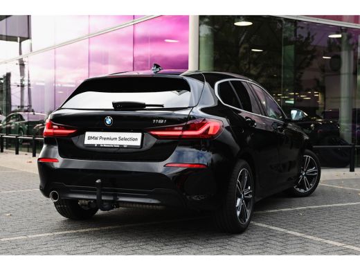 BMW 1 Serie 118i Sport Line Automaat / Trekhaak / Sportstoelen / LED / Live Cockpit Professional / Cruise Con... ActivLease financial lease