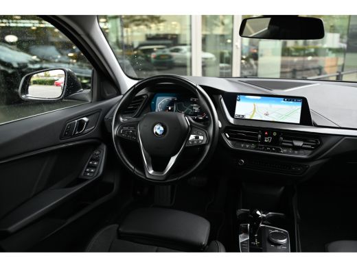 BMW 1 Serie 118i Sport Line Automaat / Trekhaak / Sportstoelen / LED / Live Cockpit Professional / Cruise Con... ActivLease financial lease