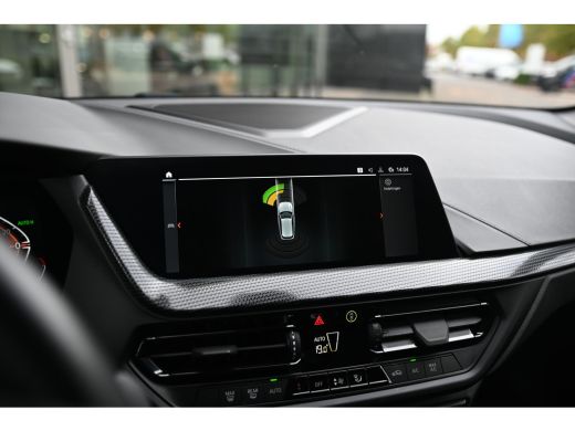 BMW 1 Serie 118i Sport Line Automaat / Trekhaak / Sportstoelen / LED / Live Cockpit Professional / Cruise Con... ActivLease financial lease