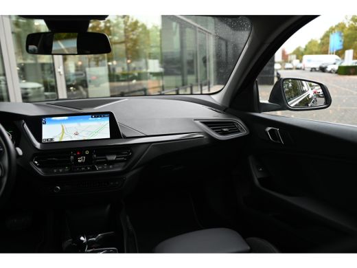 BMW 1 Serie 118i Sport Line Automaat / Trekhaak / Sportstoelen / LED / Live Cockpit Professional / Cruise Con... ActivLease financial lease