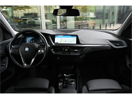 BMW 1 Serie 118i Sport Line Automaat / Trekhaak / Sportstoelen / LED / Live Cockpit Professional / Cruise Con... ActivLease financial lease