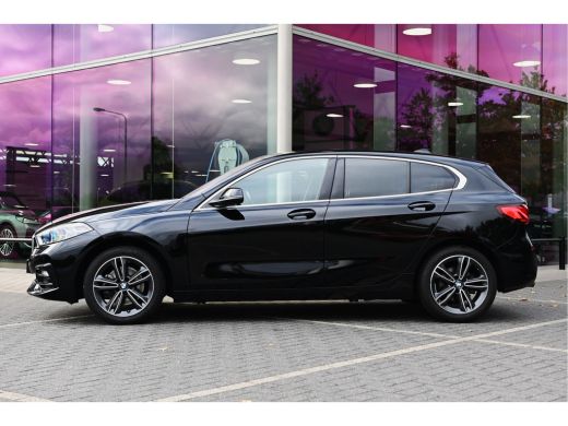 BMW 1 Serie 118i Sport Line Automaat / Trekhaak / Sportstoelen / LED / Live Cockpit Professional / Cruise Con... ActivLease financial lease