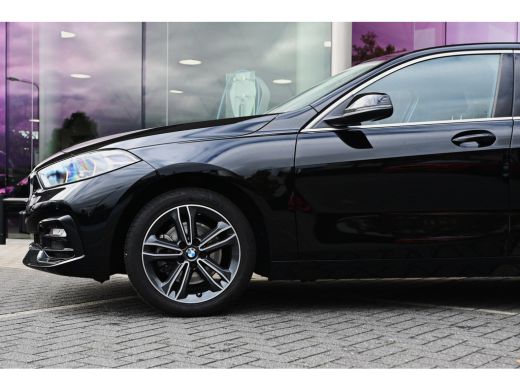 BMW 1 Serie 118i Sport Line Automaat / Trekhaak / Sportstoelen / LED / Live Cockpit Professional / Cruise Con... ActivLease financial lease
