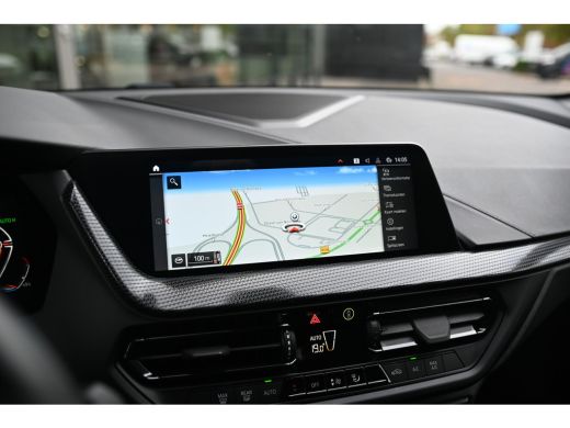 BMW 1 Serie 118i Sport Line Automaat / Trekhaak / Sportstoelen / LED / Live Cockpit Professional / Cruise Con... ActivLease financial lease