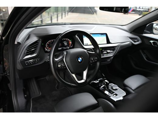 BMW 1 Serie 118i Sport Line Automaat / Trekhaak / Sportstoelen / LED / Live Cockpit Professional / Cruise Con... ActivLease financial lease