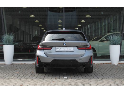 BMW 3 Serie Touring 330i M Sport Automaat / Panoramadak / Sportstoelen / Achteruitrijcamera / Adaptieve LED /... ActivLease financial lease