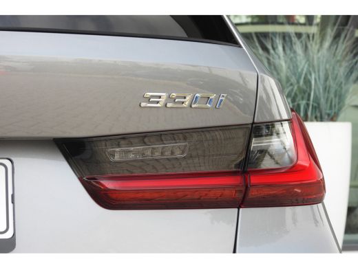 BMW 3 Serie Touring 330i M Sport Automaat / Panoramadak / Sportstoelen / Achteruitrijcamera / Adaptieve LED /... ActivLease financial lease