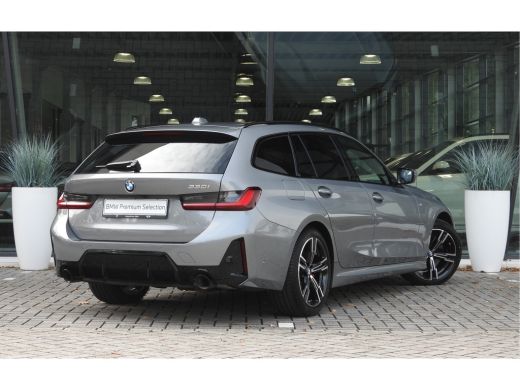BMW 3 Serie Touring 330i M Sport Automaat / Panoramadak / Sportstoelen / Achteruitrijcamera / Adaptieve LED /... ActivLease financial lease