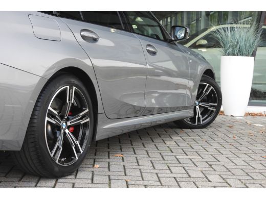 BMW 3 Serie Touring 330i M Sport Automaat / Panoramadak / Sportstoelen / Achteruitrijcamera / Adaptieve LED /... ActivLease financial lease
