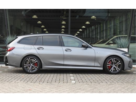 BMW 3 Serie Touring 330i M Sport Automaat / Panoramadak / Sportstoelen / Achteruitrijcamera / Adaptieve LED /... ActivLease financial lease
