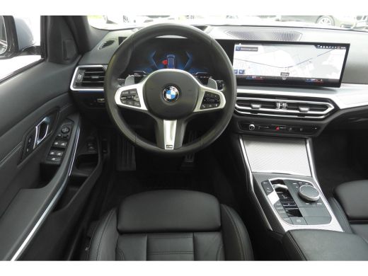 BMW 3 Serie Touring 330i M Sport Automaat / Panoramadak / Sportstoelen / Achteruitrijcamera / Adaptieve LED /... ActivLease financial lease