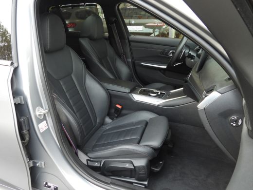 BMW 3 Serie Touring 330i M Sport Automaat / Panoramadak / Sportstoelen / Achteruitrijcamera / Adaptieve LED /... ActivLease financial lease