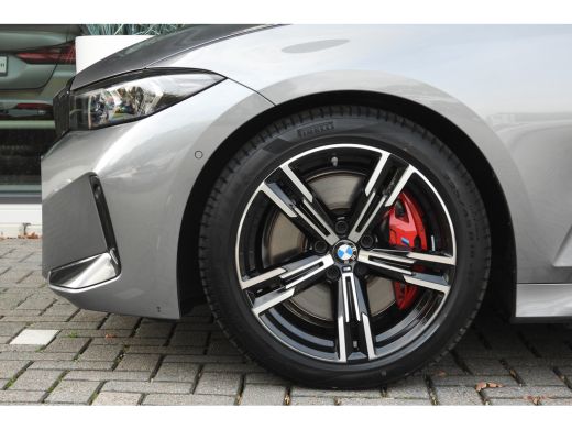 BMW 3 Serie Touring 330i M Sport Automaat / Panoramadak / Sportstoelen / Achteruitrijcamera / Adaptieve LED /... ActivLease financial lease