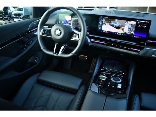 BMW 5 Serie Touring 520i M-Sport Pano Trekh ACC 360 B&W HUD 21inch Stoelventilatie ActivLease financial lease