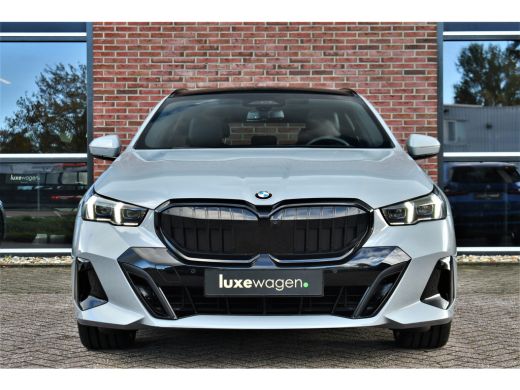 BMW 5 Serie Touring 520i M-Sport Pano Trekh ACC 360 B&W HUD 21inch Stoelventilatie ActivLease financial lease
