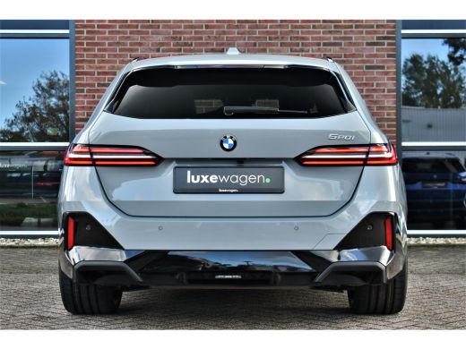 BMW 5 Serie Touring 520i M-Sport Pano Trekh ACC 360 B&W HUD 21inch Stoelventilatie ActivLease financial lease