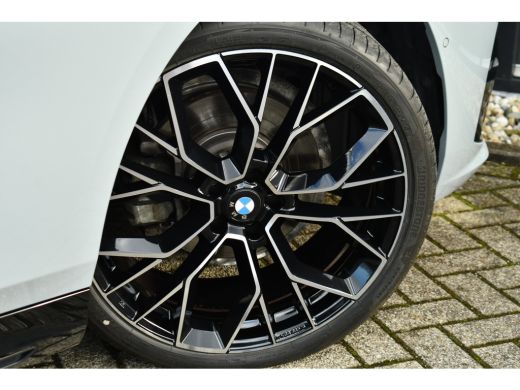 BMW 5 Serie Touring 520i M-Sport Pano Trekh ACC 360 B&W HUD 21inch Stoelventilatie ActivLease financial lease