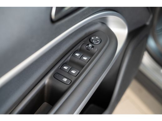 Jeep Avenger Summit 54 kWh | Warmtepomp | Elektrische Achterklep | Camera | Winter pack | Keyless | Climate Co... ActivLease financial lease