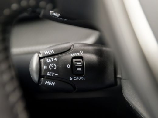 Peugeot 2008 1.2 PureTech Allure Sport Automaat (VIRTUAL COCKPIT, APPLE CARPLAY, GROOT NAVI, LEDER, STOELVERWA... ActivLease financial lease