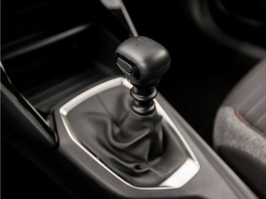 Peugeot 2008 1.2 PureTech Sport (APPLE CARPLAY, PARELMOER, GROOT NAVI, 360 CAMERA, SPORTSTOELEN, LANE ASSIST, ... ActivLease financial lease