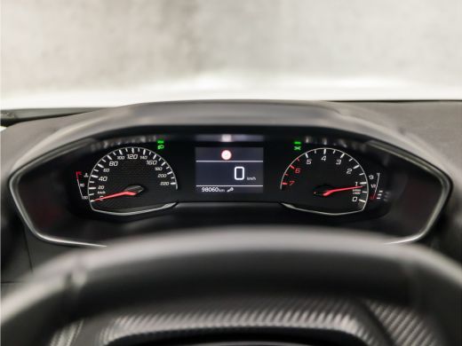 Peugeot 2008 1.2 PureTech Sport (APPLE CARPLAY, PARELMOER, GROOT NAVI, 360 CAMERA, SPORTSTOELEN, LANE ASSIST, ... ActivLease financial lease