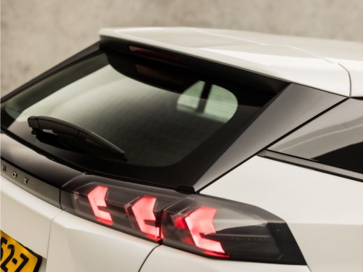 Peugeot 2008 1.2 PureTech Sport (APPLE CARPLAY, PARELMOER, GROOT NAVI, 360 CAMERA, SPORTSTOELEN, LANE ASSIST, ... ActivLease financial lease