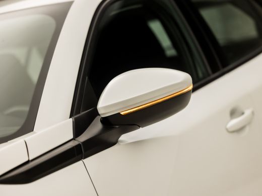 Peugeot 2008 1.2 PureTech Sport (APPLE CARPLAY, PARELMOER, GROOT NAVI, 360 CAMERA, SPORTSTOELEN, LANE ASSIST, ... ActivLease financial lease