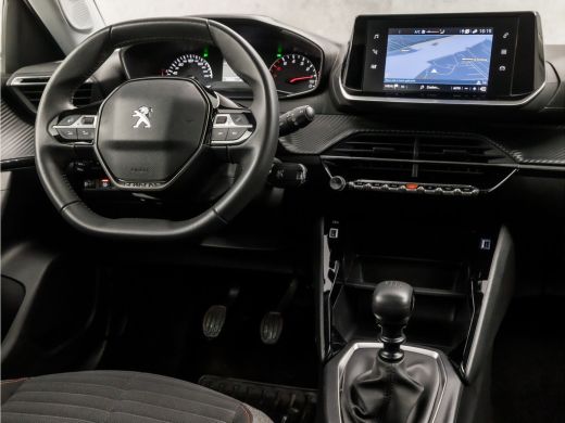 Peugeot 2008 1.2 PureTech Sport (APPLE CARPLAY, PARELMOER, GROOT NAVI, 360 CAMERA, SPORTSTOELEN, LANE ASSIST, ... ActivLease financial lease