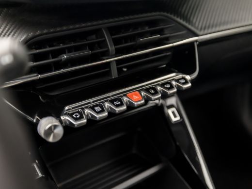 Peugeot 2008 1.2 PureTech Sport (APPLE CARPLAY, PARELMOER, GROOT NAVI, 360 CAMERA, SPORTSTOELEN, LANE ASSIST, ... ActivLease financial lease