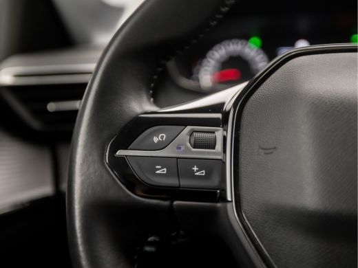 Peugeot 208 1.2 PureTech Sport (APPLE CARPLAY, GROOT NAVI, PARKEERSENSOREN, GETINT GLAS, SPORTSTOELEN, LANE A... ActivLease financial lease