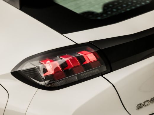 Peugeot 208 1.2 PureTech Sport (APPLE CARPLAY, GROOT NAVI, PARKEERSENSOREN, GETINT GLAS, SPORTSTOELEN, LANE A... ActivLease financial lease