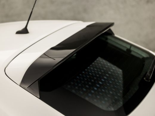 Peugeot 208 1.2 PureTech Sport (APPLE CARPLAY, GROOT NAVI, PARKEERSENSOREN, GETINT GLAS, SPORTSTOELEN, LANE A... ActivLease financial lease