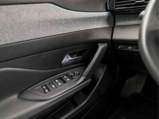 Peugeot 308 SW 1.2 PureTech Allure Sport Automaat (APPLE CARPLAY, GROOT NAVI, LEDER, 360 CAMERA, SPORTSTOELEN... ActivLease financial lease