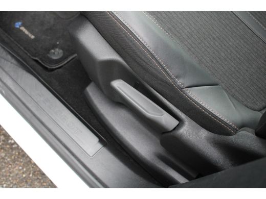 Peugeot 5008 1.2 PureTech GT-Line | Navigatie | Camera voor + achter | Apple carplay | Full LED | Trekhaak | 8... ActivLease financial lease