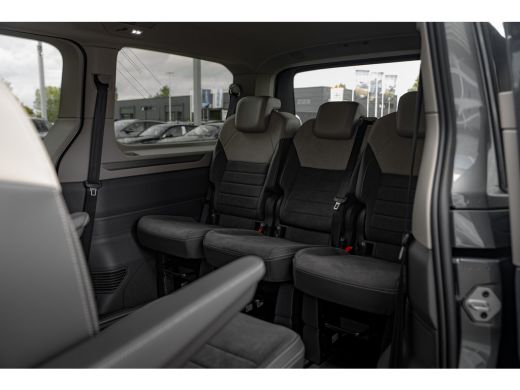 Volkswagen Multivan E-Hybrid 4-Motion | Trekhaak | Travel Assist | Easy open | Verwarmbaar stuur | Art Velours | Vis ... ActivLease financial lease