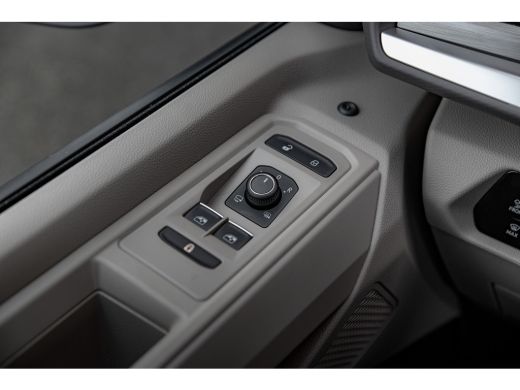 Volkswagen Multivan E-Hybrid 4-Motion | Trekhaak | Travel Assist | Easy open | Verwarmbaar stuur | Art Velours | Vis ... ActivLease financial lease