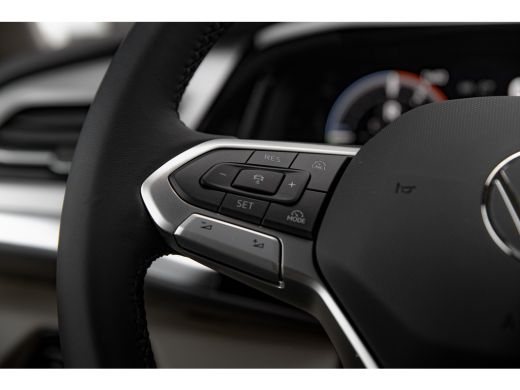 Volkswagen Multivan E-Hybrid 4-Motion | Trekhaak | Travel Assist | Easy open | Verwarmbaar stuur | Art Velours | Vis ... ActivLease financial lease