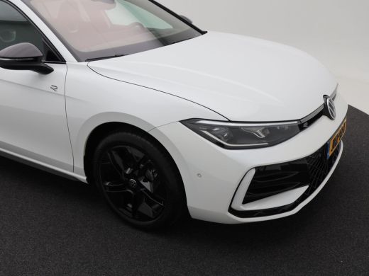 Volkswagen Passat Variant 1.5 eHybrid 272 Pk Automaat R-Line Edition | Matrix LED | Panoramadak | Head-Up | Black S... ActivLease financial lease