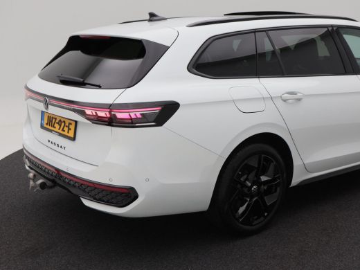 Volkswagen Passat Variant 1.5 eHybrid 272 Pk Automaat R-Line Edition | Matrix LED | Panoramadak | Head-Up | Black S... ActivLease financial lease