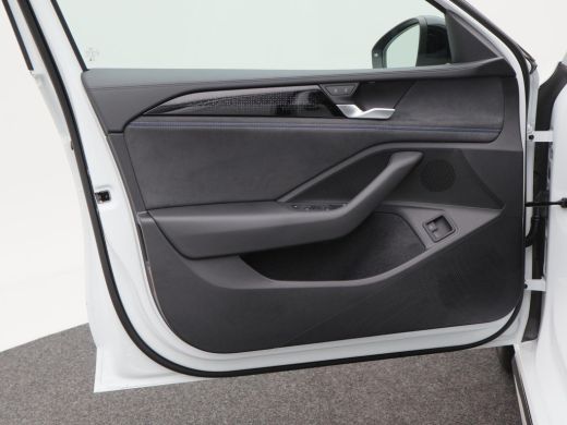 Volkswagen Passat Variant 1.5 eHybrid 272 Pk Automaat R-Line Edition | Matrix LED | Panoramadak | Head-Up | Black S... ActivLease financial lease