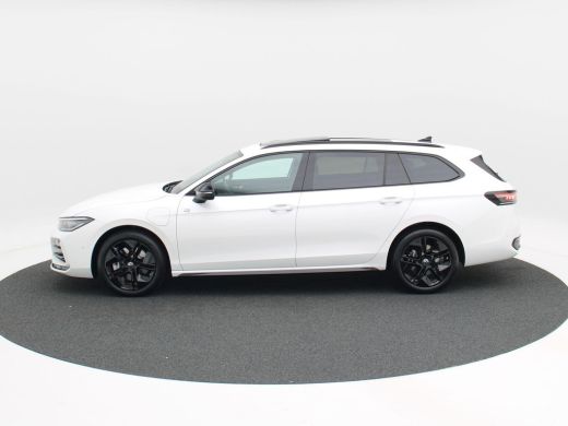 Volkswagen Passat Variant 1.5 eHybrid 272 Pk Automaat R-Line Edition | Matrix LED | Panoramadak | Head-Up | Black S... ActivLease financial lease