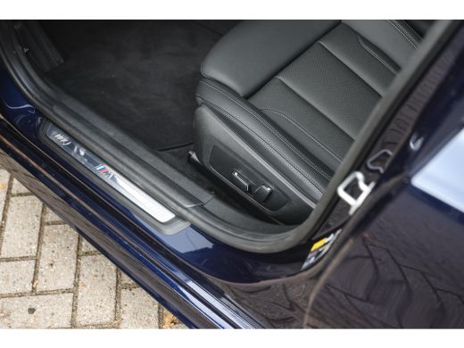 BMW 3 Serie Touring 330e High Executive M Sport Automaat / Panoramadak / Trekhaak / Sportstoelen / Adaptieve ... ActivLease financial lease