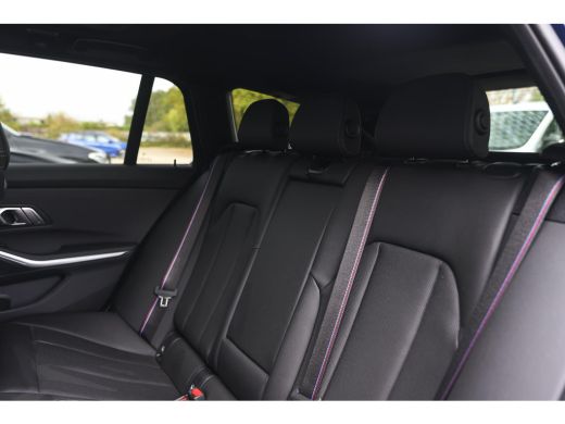 BMW 3 Serie Touring 330e High Executive M Sport Automaat / Panoramadak / Trekhaak / Sportstoelen / Adaptieve ... ActivLease financial lease