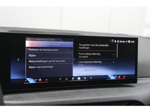 BMW 3 Serie Touring 330e High Executive M Sport Automaat / Panoramadak / Trekhaak / Sportstoelen / Adaptieve ... ActivLease financial lease