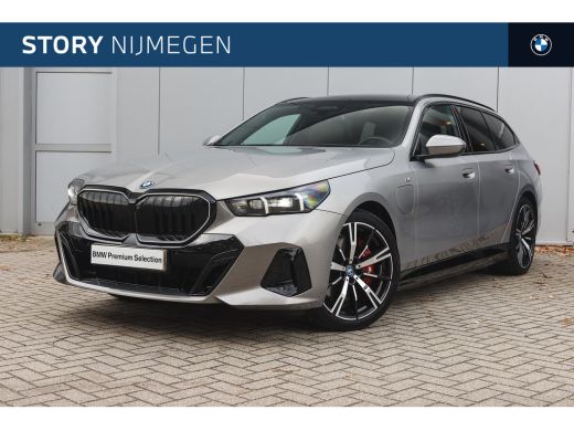 BMW 5 Serie Touring 550e xDrive M Sport Automaat / Panoramadak / Trekhaak / Adaptief onderstel professional /... BMW 5 Serie Touring 550e xDrive M Sport Automaat / Panoramadak / Trekhaak / Adaptief onderstel professional /...