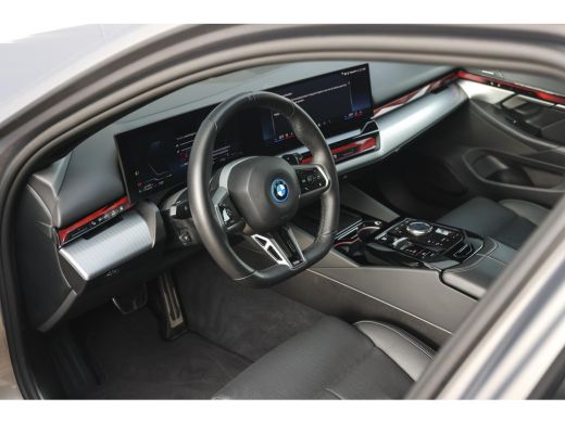 BMW 5 Serie Touring 550e xDrive M Sport Automaat / Panoramadak / Trekhaak / Adaptief onderstel professional /... ActivLease financial lease