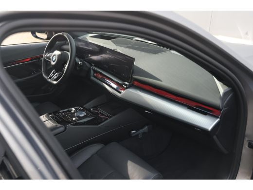 BMW 5 Serie Touring 550e xDrive M Sport Automaat / Panoramadak / Trekhaak / Adaptief onderstel professional /... ActivLease financial lease