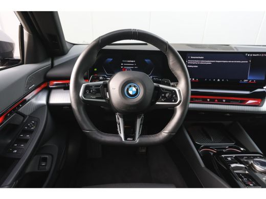 BMW 5 Serie Touring 550e xDrive M Sport Automaat / Panoramadak / Trekhaak / Adaptief onderstel professional /... ActivLease financial lease